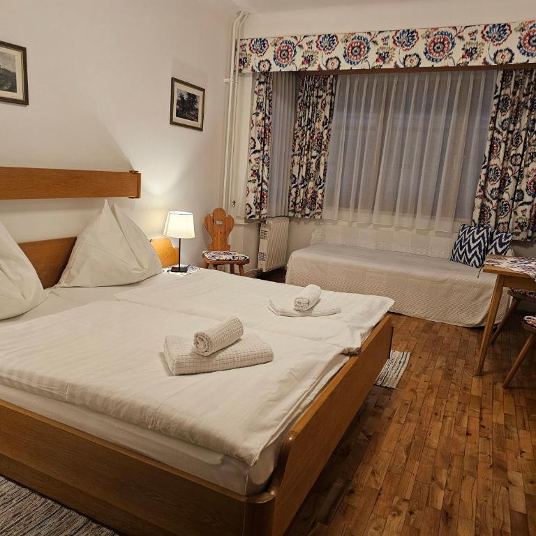 Pension Buchner - Doppelzimmer mit eigenem Bad - 1