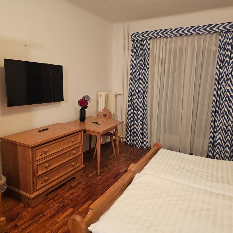 Pension Buchner - Doppelzimmer mit Dusche und Balkon und Gemeinschafts-WC - 1
