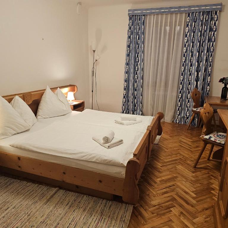 Pension Buchner - Doppelzimmer mit Dusche und Gemeinschafts-WC - 2