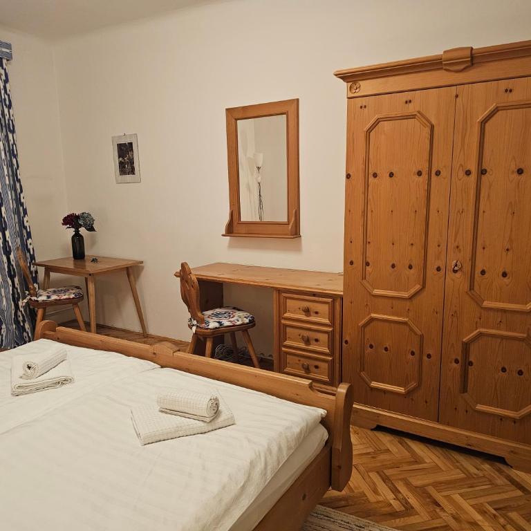 Pension Buchner - Doppelzimmer mit Dusche und Gemeinschafts-WC - 1