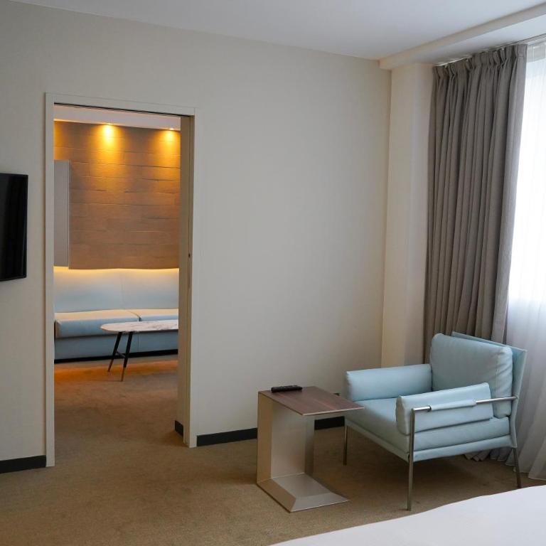 Pullman Paris Tour Eiffel - Suite Familiale Junior avec Lit King-Size et Canapé-Lit - 3