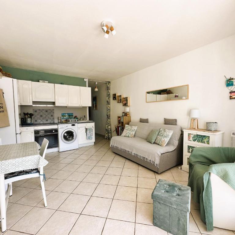 HYEBOUG Appartement pour 4 personnes dans résidence avec piscine situé sur le port d'Hyères - Apartment - 6
