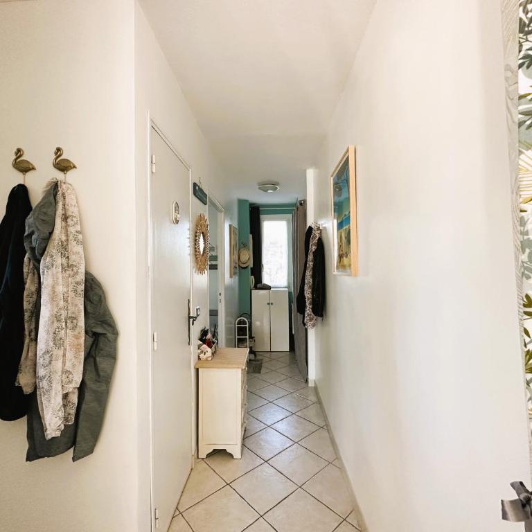 HYEBOUG Appartement pour 4 personnes dans résidence avec piscine situé sur le port d'Hyères - Apartment - 10