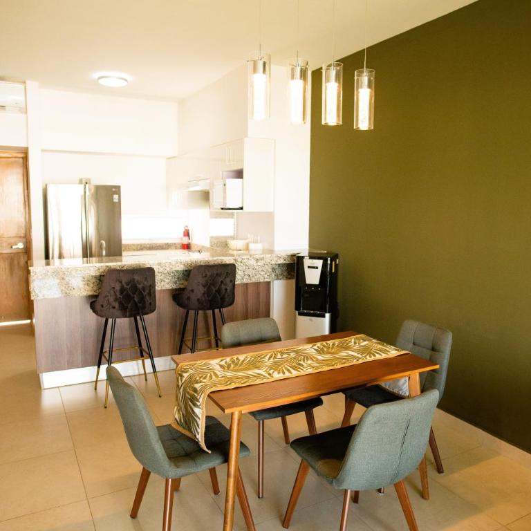 Cozy, elegant 2BR Via Montejo, steps to US Consulate - Apartment - 2