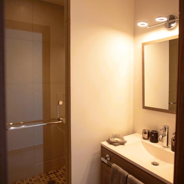 Cozy, elegant 2BR Via Montejo, steps to US Consulate - Apartment - 24