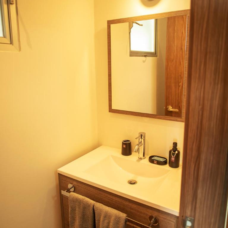 Cozy, elegant 2BR Via Montejo, steps to US Consulate - Apartment - 12