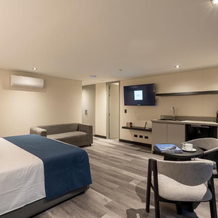 Altus Hotel - Deluxe King Room - 12