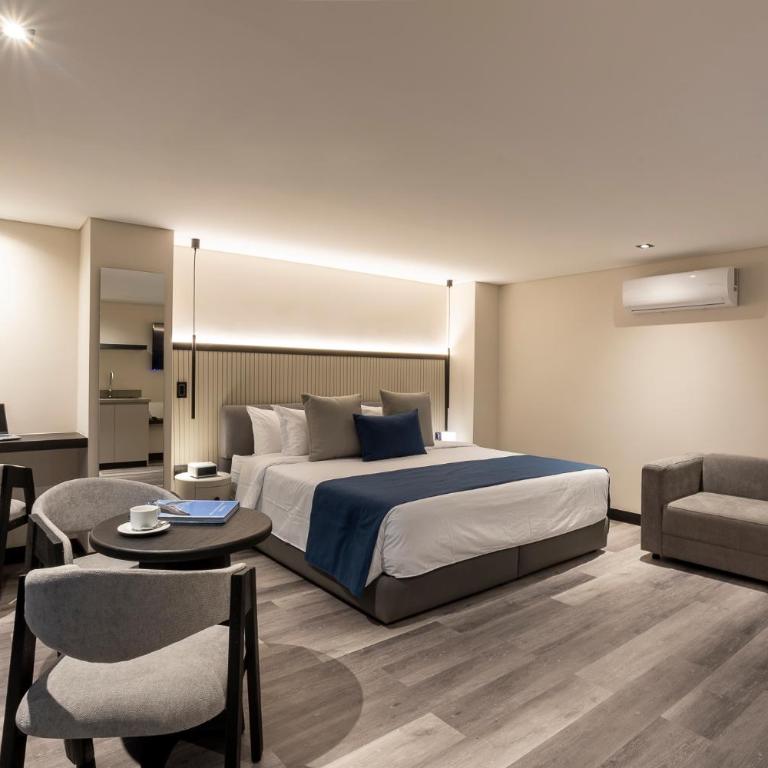 Altus Hotel - Deluxe King Room - 2