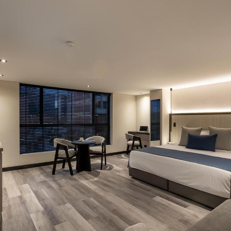 Altus Hotel - Deluxe King Room - 9
