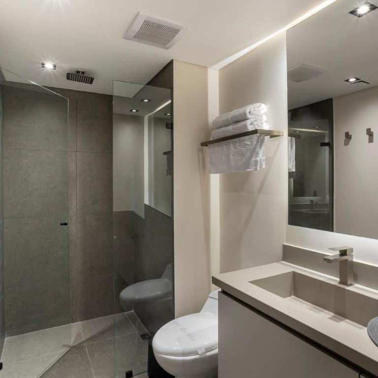 Altus Hotel - Deluxe Queen Room - 9