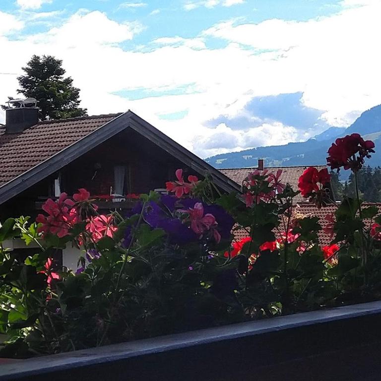 Ferienwohnung "Am Dorfbach" mit Sommer Hörnerbahnen kostenlos - Apartment mit Blick auf die Berge - 1