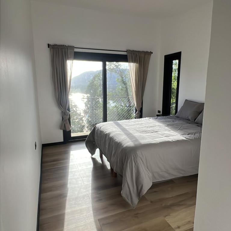 Increíble casa con vista al lago - Three-Bedroom Villa - 11