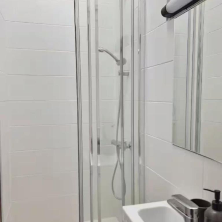 Le Perchoir Toulousain - Studio with Shared WC in the Heart of Rue Alsace Lorraine - One-Bedroom Apartment - 5