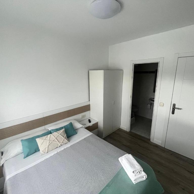 Pensión Luzía - Optional Auto Check-in - Habitación Doble Deluxe con ducha - 4