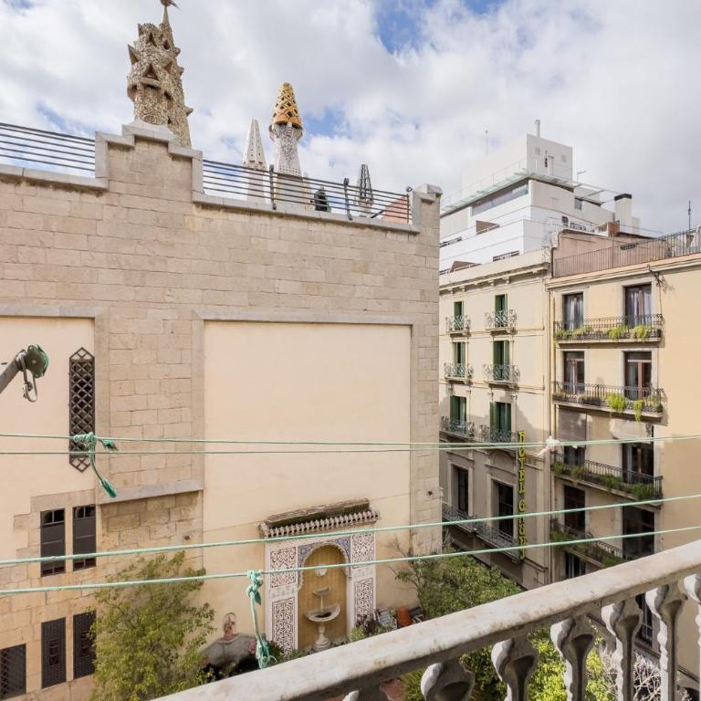 Habitación 6 con baño junto a Las Ramblas - Double Room with Balcony - 8