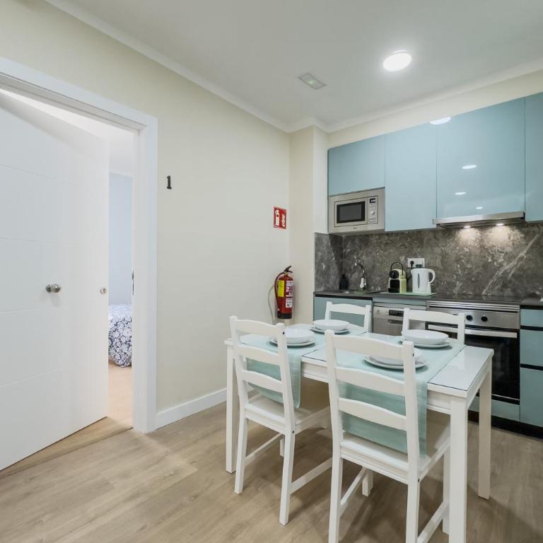 Habitación 6 con baño junto a Las Ramblas - Double Room with Balcony - 12