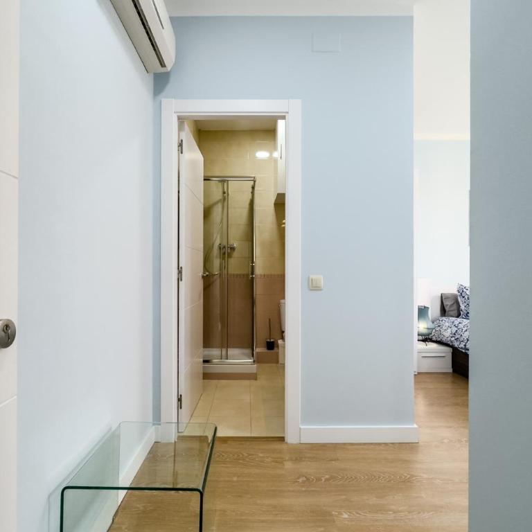 Habitación 6 con baño junto a Las Ramblas - Double Room with Balcony - 14