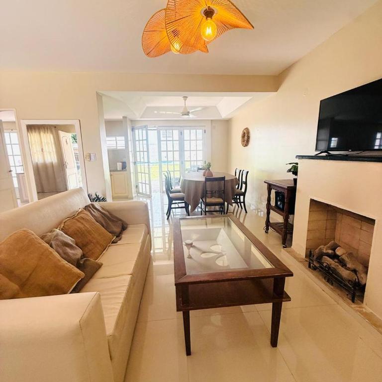 Casa Lima con pileta y jardín - Three-Bedroom House - 14