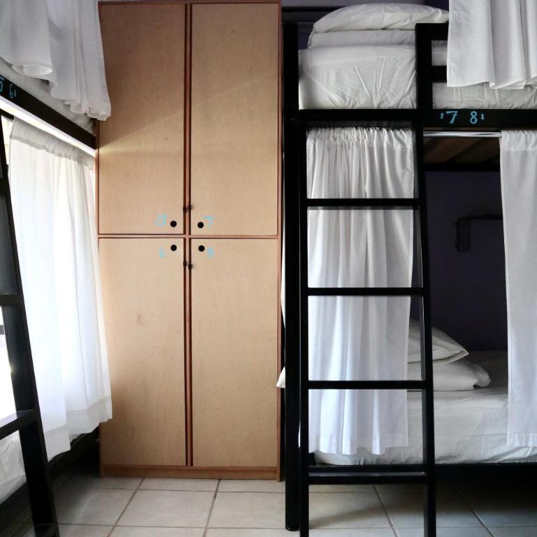 Whale Tales Hostel - Bed in 8-Bed Mixed Dormitory Room - 5