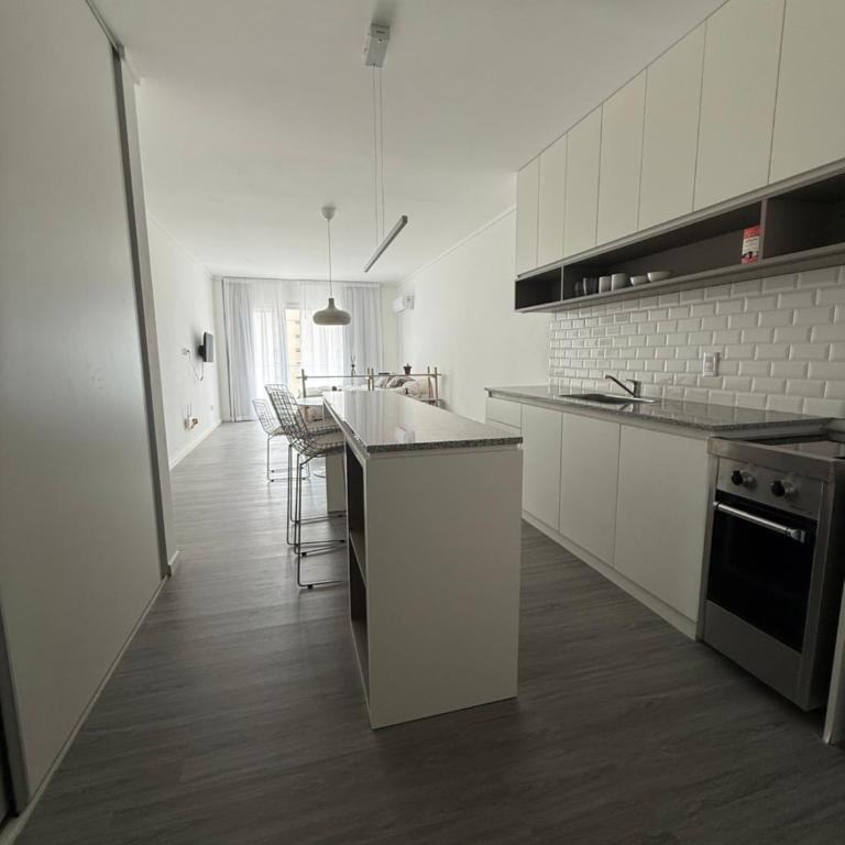 Monoambiente luminoso a pasos del mar con cochera - One-Bedroom Apartment - 3