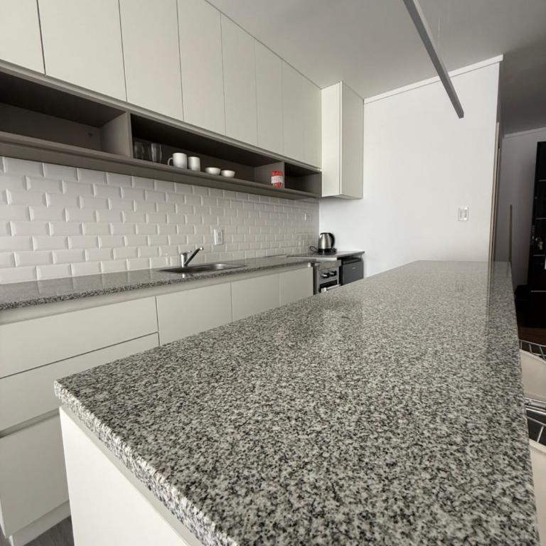 Monoambiente luminoso a pasos del mar con cochera - One-Bedroom Apartment - 4