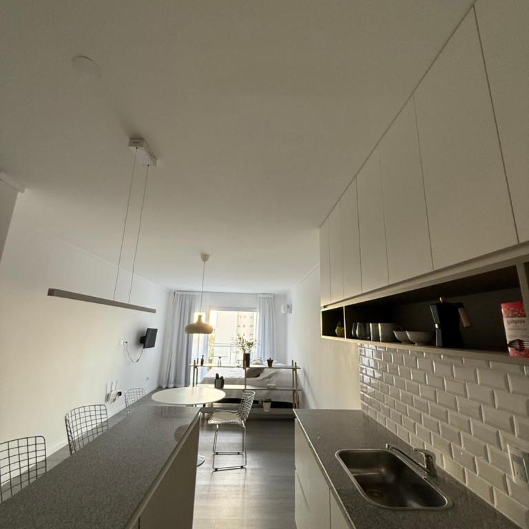 Monoambiente luminoso a pasos del mar con cochera - One-Bedroom Apartment - 7