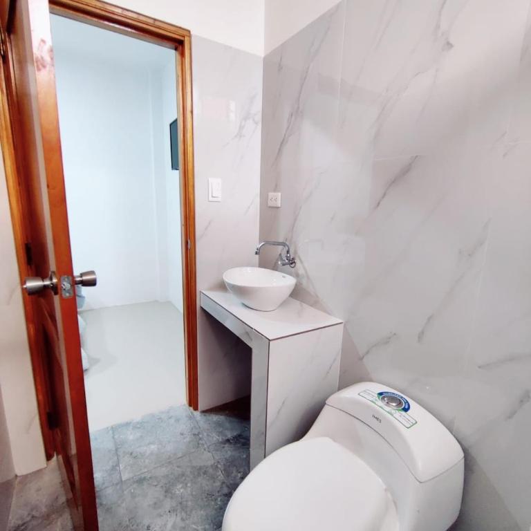 BLUE HOUSE CASA AZUL 3 Blocks from the Sea - Four-Bedroom House - 17