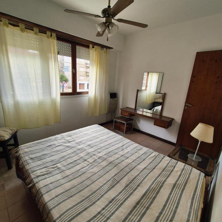 Depto 2 amb al frente La Perla Mar del Plata - Apartamento de 1 dormitorio - 5