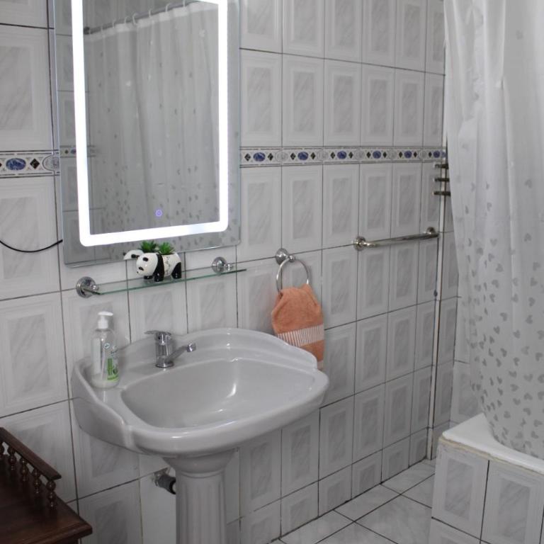 Casa Rogiel - Tu espacio familiar cerca del Aeropuerto SCL - Habitación Doble con baño compartido - 2 camas - 5