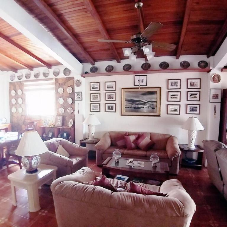 La Casa de la Colina - Three-Bedroom House - 1