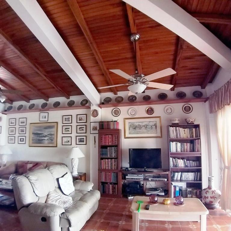 La Casa de la Colina - Three-Bedroom House - 31