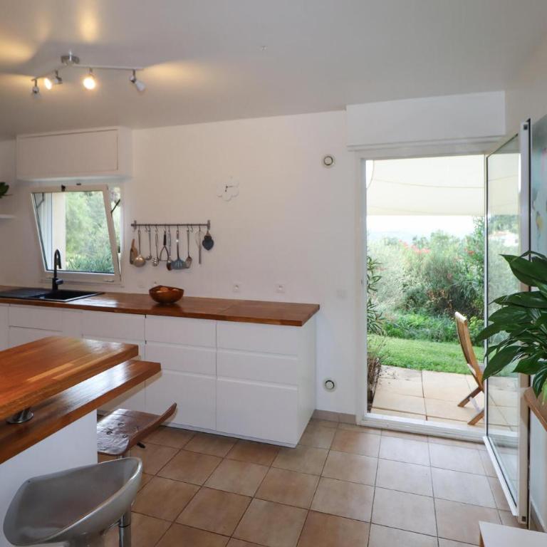 Awesome Home In Châteauneuf-Grasse - Maison de Vacances 5 Chambres - 2