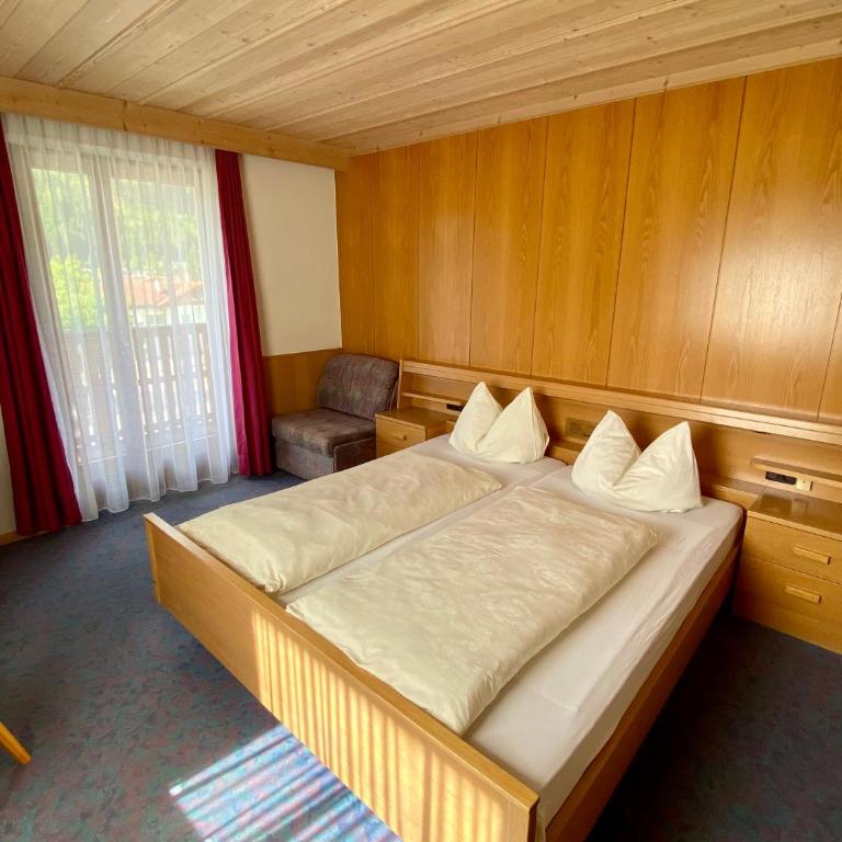 Naturhotel Haller - Economy Triple Room with Balcony - 4