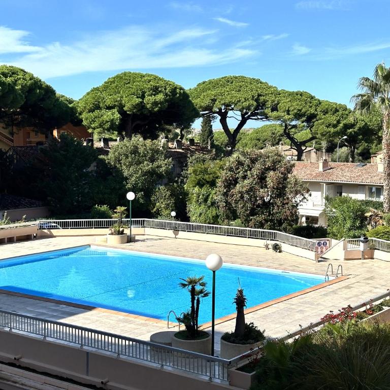 HYELAN - Appartement climatisé pour 6 personnes avec piscine sur le port d'Hyères - Apartment mit 2 Schlafzimmern - 1