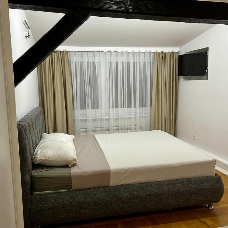 The warmth of a home with a fireplace in the very center of Sarajevo - Three-Bedroom Apartment - 3