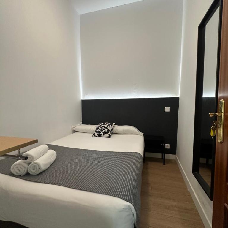 Center Madrid habitaciones - Double Room with Shared Bathroom - 1