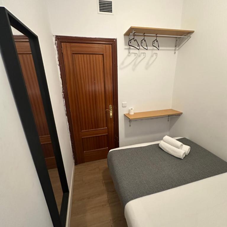 Center Madrid habitaciones - Double Room with Shared Bathroom - 2