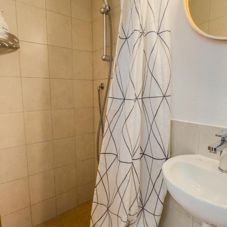 El Nin Apartment with Terrace & AC - Two-Bedroom Apartment - 11