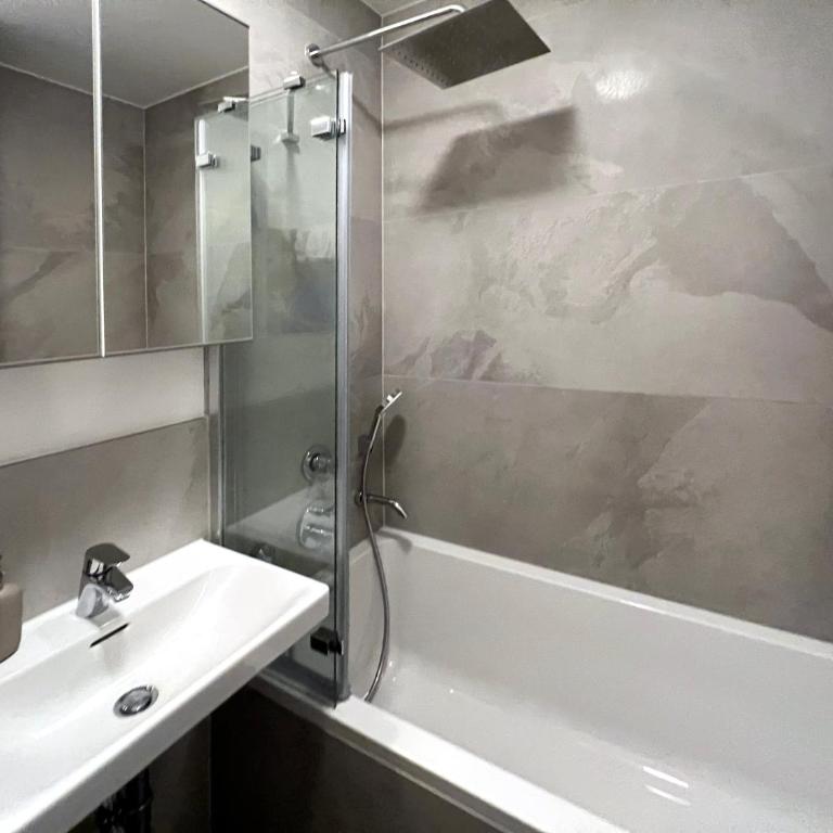 Nurban Apartments GoHo - 3-Zimmer Supreme Apartment mit 2 Schlafzimmern, 1 Wohnzimmer und Terrasse oder Galerie - 7