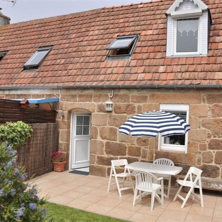 Maison bretonne à 200m de la superbe plage Saint-Guirec à Ploumanac'h - Réf 328 - Two-Bedroom House - 1