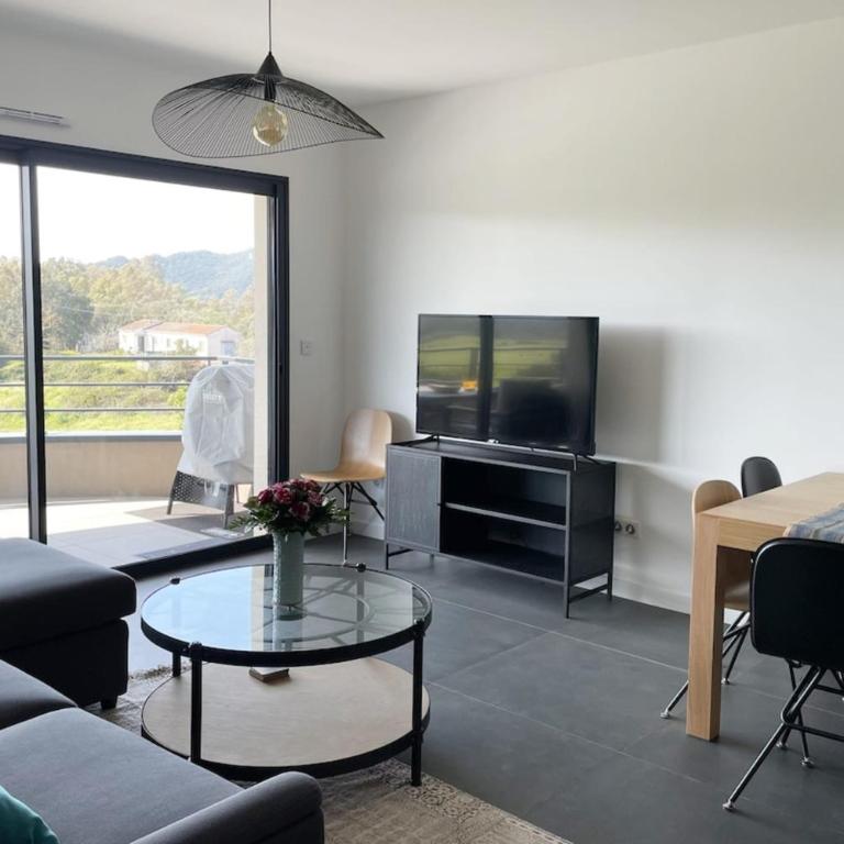Two-bedroom flat with terrace near the harbour and town centre - Two-Bedroom Apartment - 8