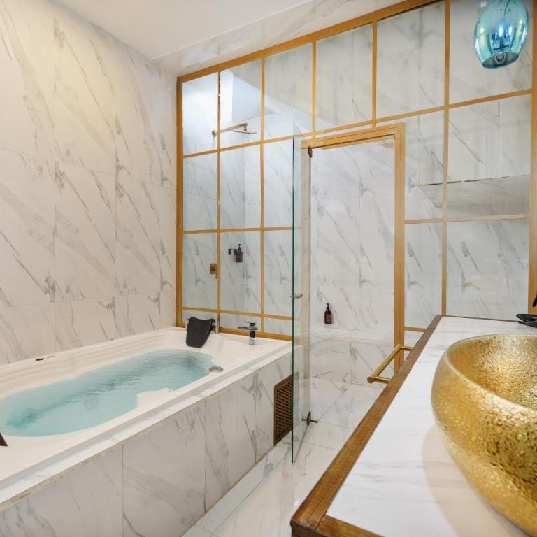 Lleras Vibex Party - King Room with Spa Bath - 1