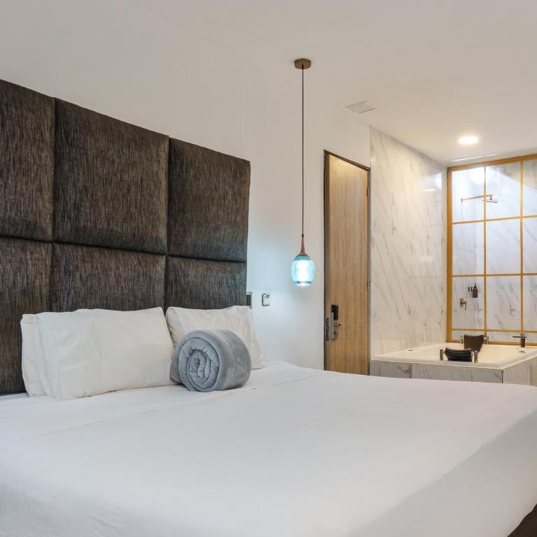 Lleras Vibex Party - King Room with Spa Bath - 8