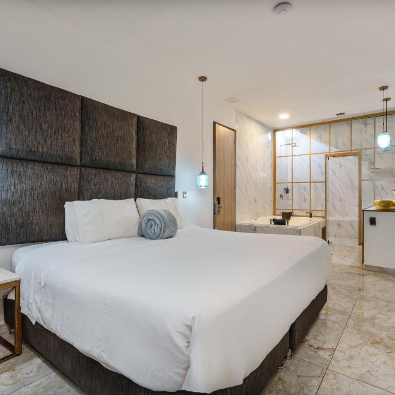 Lleras Vibex Party - King Room with Spa Bath - 12