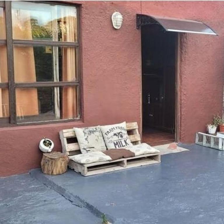 Cabaña de 2 pisos al fondo con entrada y patio independiente - One-Bedroom Apartment - 8