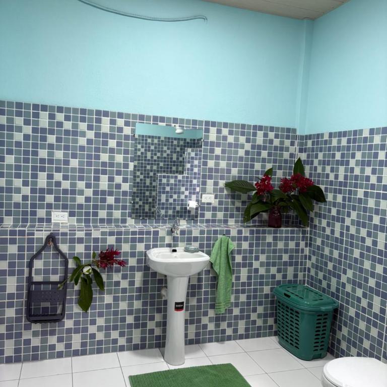 Hostal Tena Ñaui - Habitación Triple con vistas a la montaña - 2