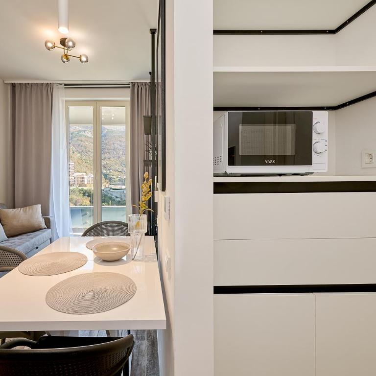 Skyline Sunset - Studio Apartment with Balcony - 6