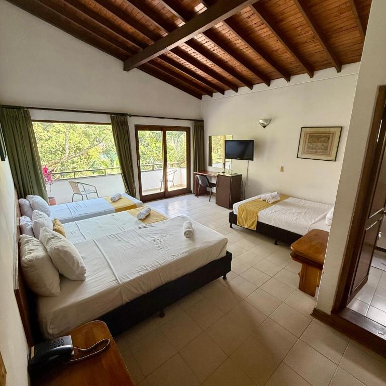 Hotel Balcones De Malibu - Triple Room with Balcony - 1