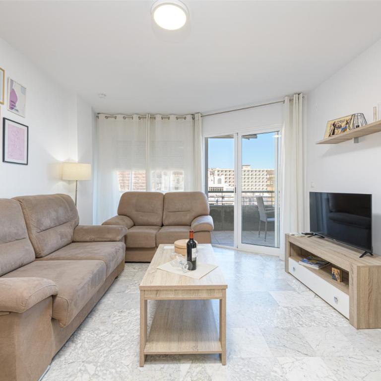 WintowinRentals Apartment with Stunning Sea and Mountain Views and Pool in Fuengirola - Two-Bedroom Apartment - 13