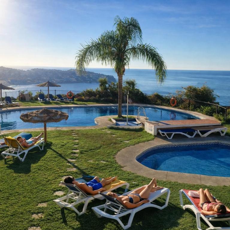 Al Alba Townhouse with Community Pool and Padel - Four-Bedroom House - 59